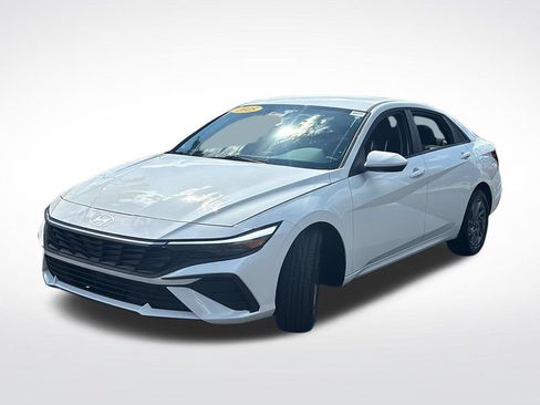 Used 2025 Hyundai Elantra Hybrid FWD image 3