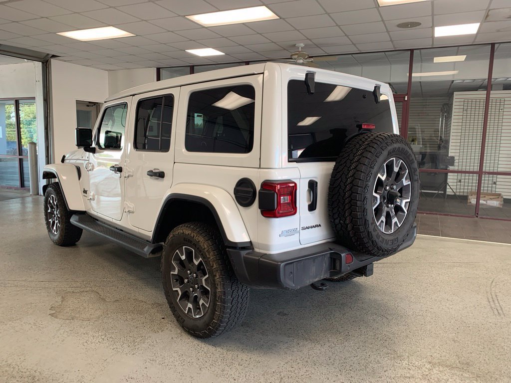 Used 2025 Jeep Wrangler Unlimited Sahara AWD/4WD image 5