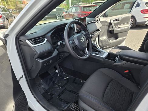 Used 2024 Toyota RAV4 SE image 20