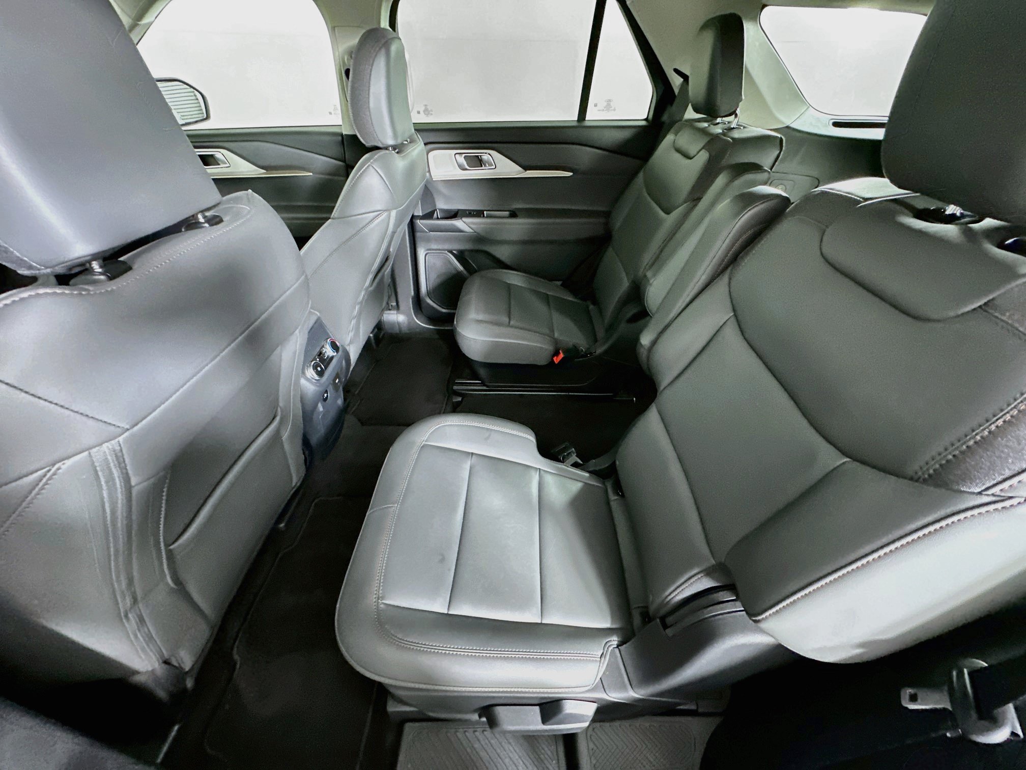 Used 2025 Ford Explorer Active w/ Active Comfort Package RWD image 28