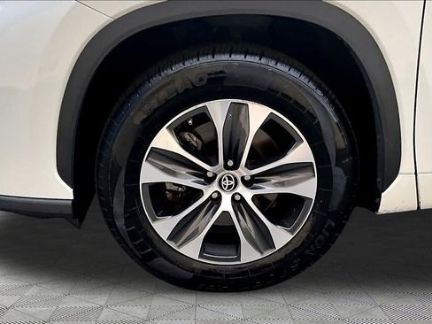 Used 2023 Toyota Highlander XLE FWD image 11