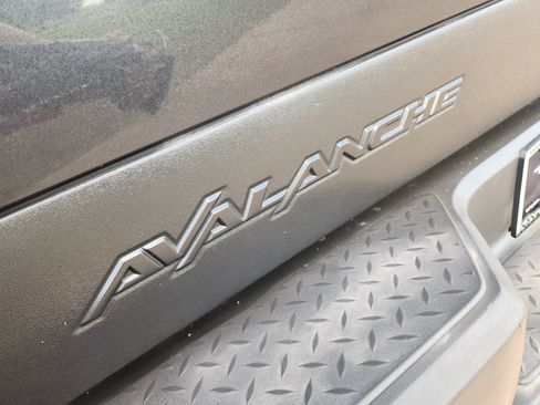 Used 2005 Chevrolet Avalanche LT w/ Preferred Equipment Group AWD/4WD image 16