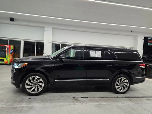Used 2023 Lincoln Navigator L Reserve RWD image 3