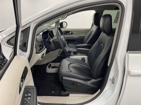 Used 2024 Chrysler Pacifica Touring-L image 19
