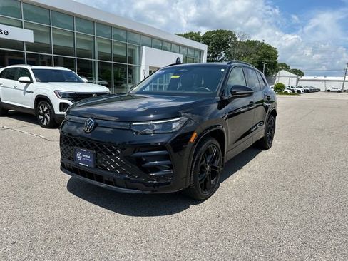 Certified 2025 Volkswagen Tiguan SE R-Line AWD/4WD image 3