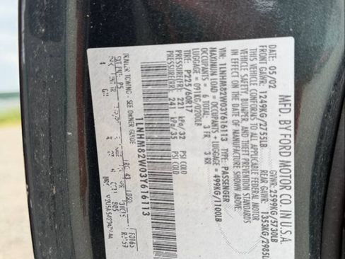 Used 2003 Lincoln Town Car Signature RWD image 40