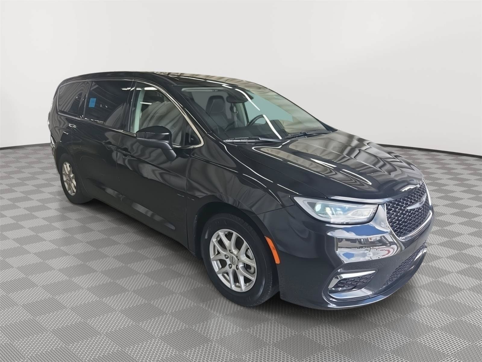 Used 2023 Chrysler Pacifica Touring-L FWD image 14