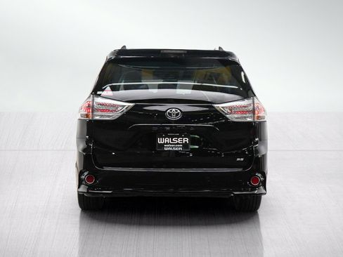Used 2017 Toyota Sienna SE FWD image 4