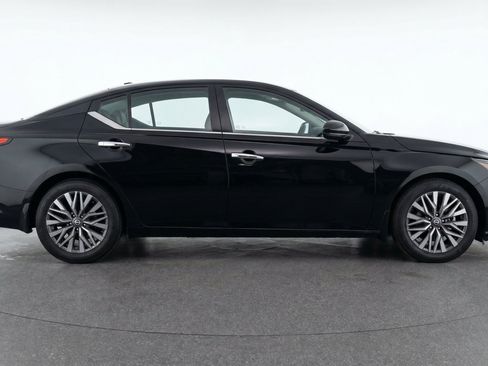 Used 2025 Nissan Altima 2.5 SV FWD image 11