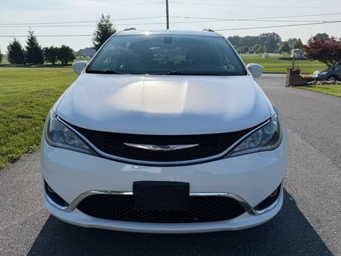 Used 2019 Chrysler Pacifica Touring-L FWD image 4