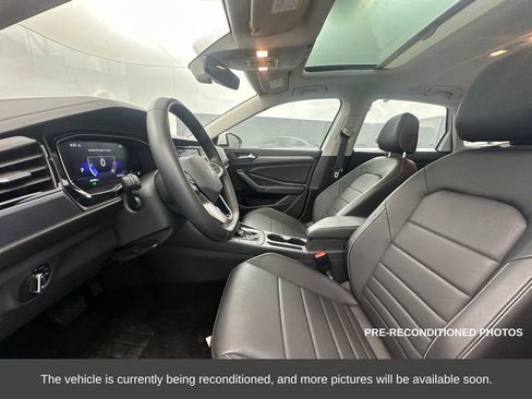 Used 2024 Volkswagen Jetta SE w/ Panoramic Sunroof Package image 10
