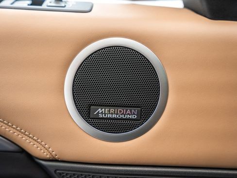 Used 2024 Land Rover Discovery Metropolitan Edition AWD/4WD image 46