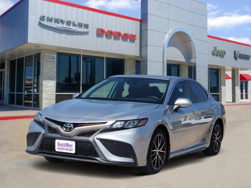 Used 2023 Toyota Camry SE w/ Convenience Package FWD image 2