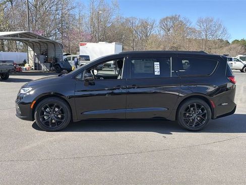 New 2026 Chrysler Pacifica Limited image 10