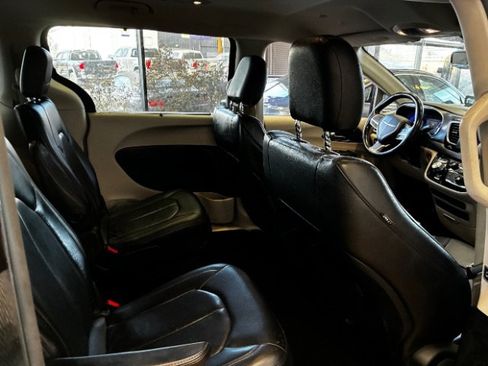 Used 2020 Chrysler Pacifica Touring-L FWD image 31