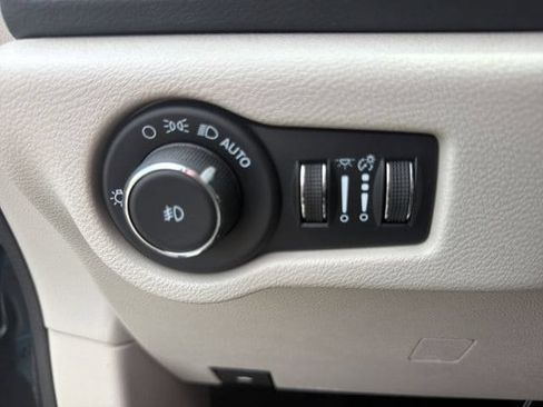 Used 2023 Chrysler Pacifica Touring-L FWD image 41