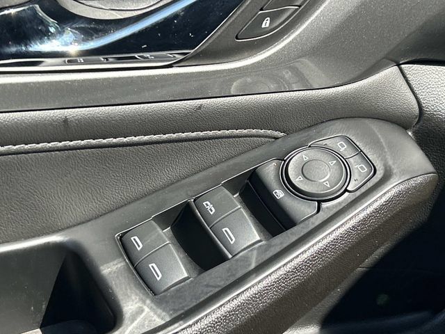 Used 2023 Chevrolet Traverse LT FWD image 19