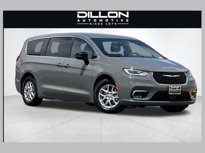 Used 2025 Chrysler Pacifica Select