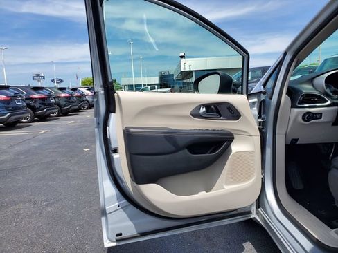 Used 2023 Chrysler Pacifica Touring-L FWD image 9
