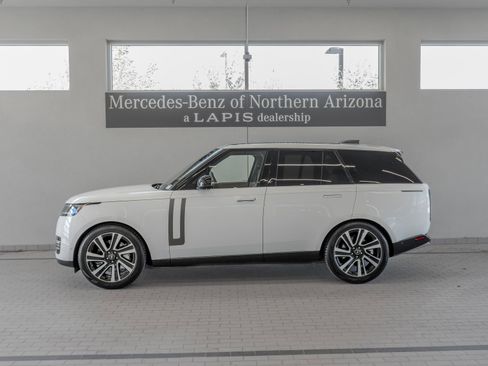 Used 2023 Land Rover Range Rover SE image 2
