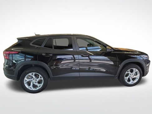 Used 2024 Chevrolet Trax LS w/ LS Convenience Package FWD image 8