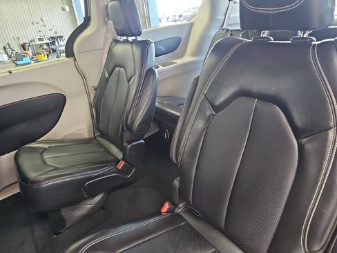 Used 2024 Chrysler Pacifica Touring-L FWD image 14