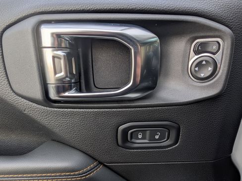 Used 2025 Jeep Wrangler Sahara AWD/4WD image 15