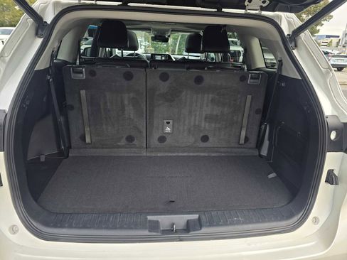 Used 2021 Toyota Highlander XLE image 18