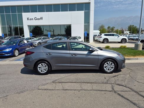 Used 2020 Hyundai Elantra SE w/ Winter Weather Package FWD image 2