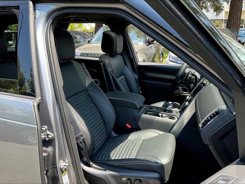 New 2025 Land Rover Discovery Dynamic SE image 31