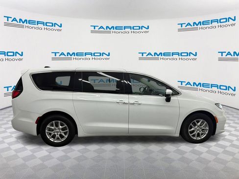 Used 2023 Chrysler Pacifica Touring-L FWD image 6
