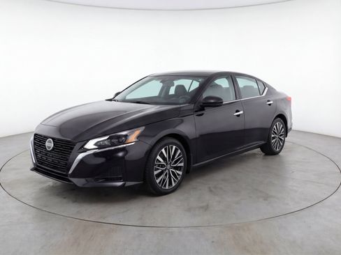 Used 2024 Nissan Altima 2.5 SV image 3