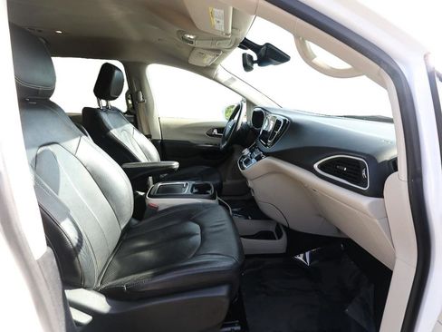 Used 2022 Chrysler Pacifica Touring-L FWD image 21