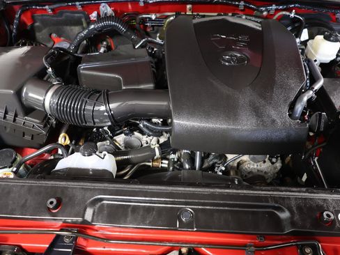 Used 2018 Toyota Tacoma SR5 AWD/4WD image 27
