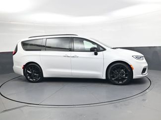 Used 2025 Chrysler Pacifica Limited FWD video 2