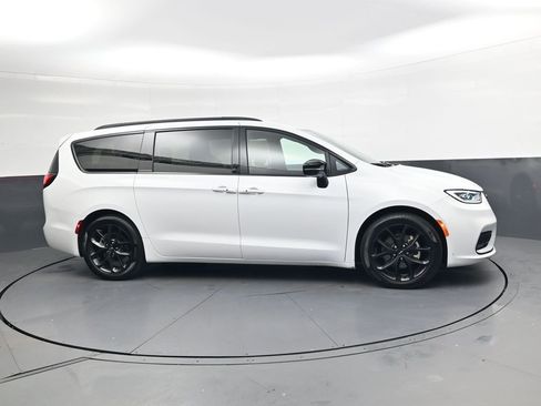 Used 2025 Chrysler Pacifica Limited FWD image 2