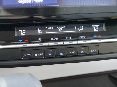 Used 2023 Toyota Sienna LE image 23