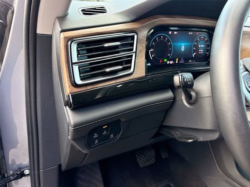 Used 2025 Volkswagen Atlas SE FWD image 11