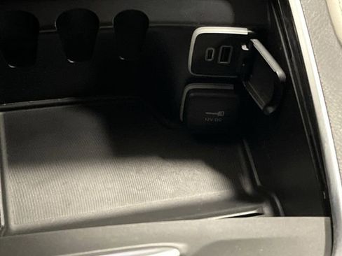 Used 2022 Chrysler Pacifica Limited w/ Uconnect Theater Family Group image 26