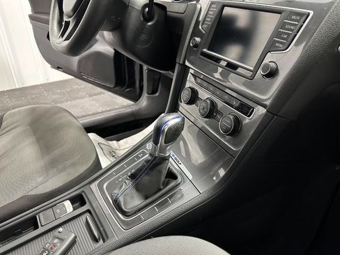 Used 2016 Volkswagen e-Golf SE w/ DC Fast Charging Package image 19