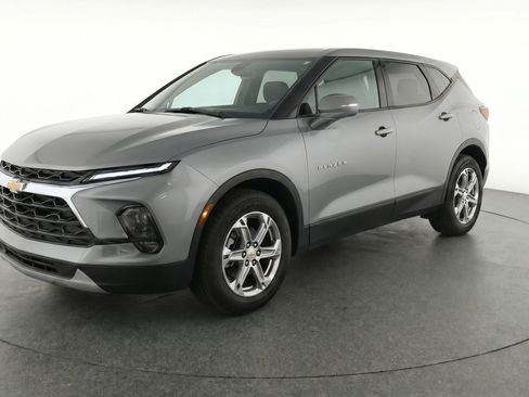 Used 2025 Chevrolet Blazer LT FWD image 3