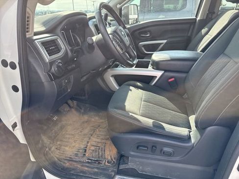 Used 2018 Nissan Titan SV w/ SV Convenience Package image 11