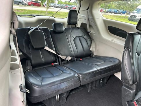 Used 2023 Chrysler Pacifica Touring-L FWD image 45