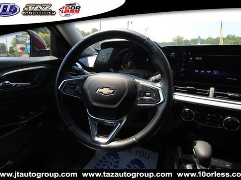 Used 2025 Chevrolet Trax LT w/ LT Convenience Package FWD image 17