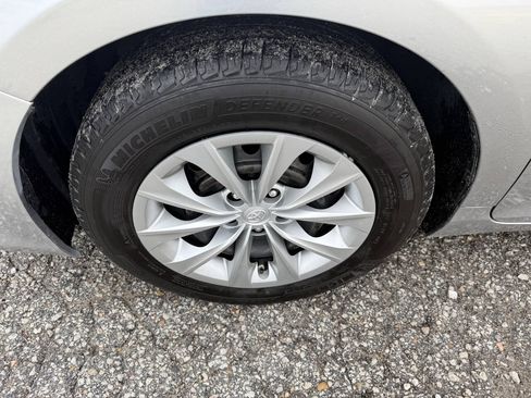 Used 2015 Toyota Camry LE FWD image 11
