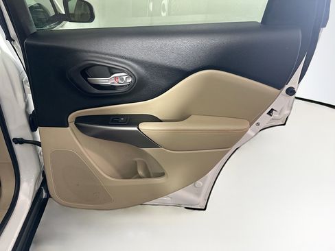 Used 2019 Jeep Cherokee Latitude w/ Popular Appearance Group image 27