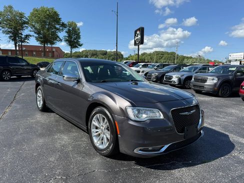 Used 2016 Chrysler 300 C RWD image 8