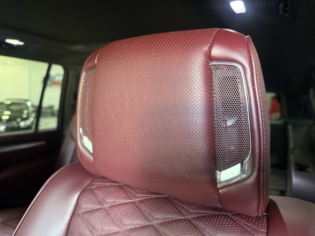 Used 2025 Cadillac Escalade ESV Premium Luxury w/ LPO, Floor Liner Package AWD/4WD image 13