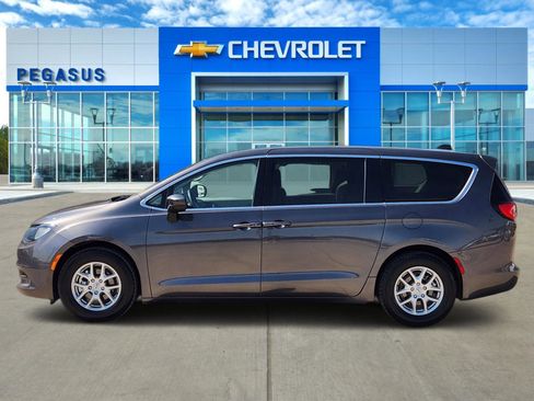 Used 2023 Chrysler Voyager LX image 3