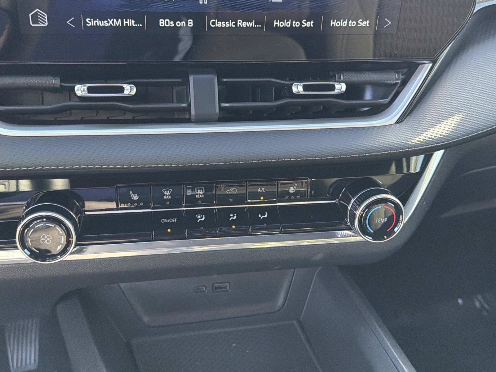 Used 2025 Chevrolet Equinox LT w/ Safety and Technology Package FWD image 24